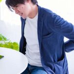 腰痛で座ると腰が痛いが立つと楽なのはなぜ？原因と対処法は？