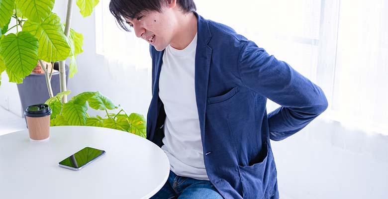 腰痛で座ると腰が痛いが立つと楽なのはなぜ？原因と対処法は？