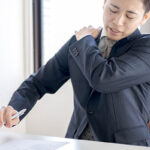 肩回しでゴリゴリ音が鳴る原因は？放置NGの理由と安全な解消法を解説
