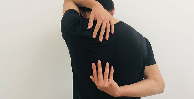 背中の凝りがつらい…原因と整体で改善できるケースを解説
