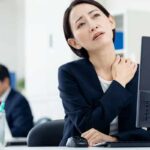 上を向くと背中が痛い原因は？対処法と整体で改善できるケースを解説