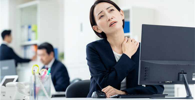 上を向くと背中が痛い原因は？対処法と整体で改善できるケースを解説