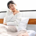 横向きで寝ると肩が痛いのはなぜ？原因・楽な寝方と整体で改善できるケースを解説
