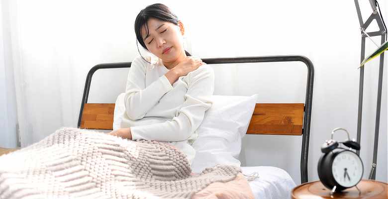 横向きで寝ると肩が痛いのはなぜ？原因・楽な寝方と整体で改善できるケースを解説