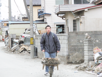 東日本大震災後の被災地でのボランティア活動（がれき撤去作業）